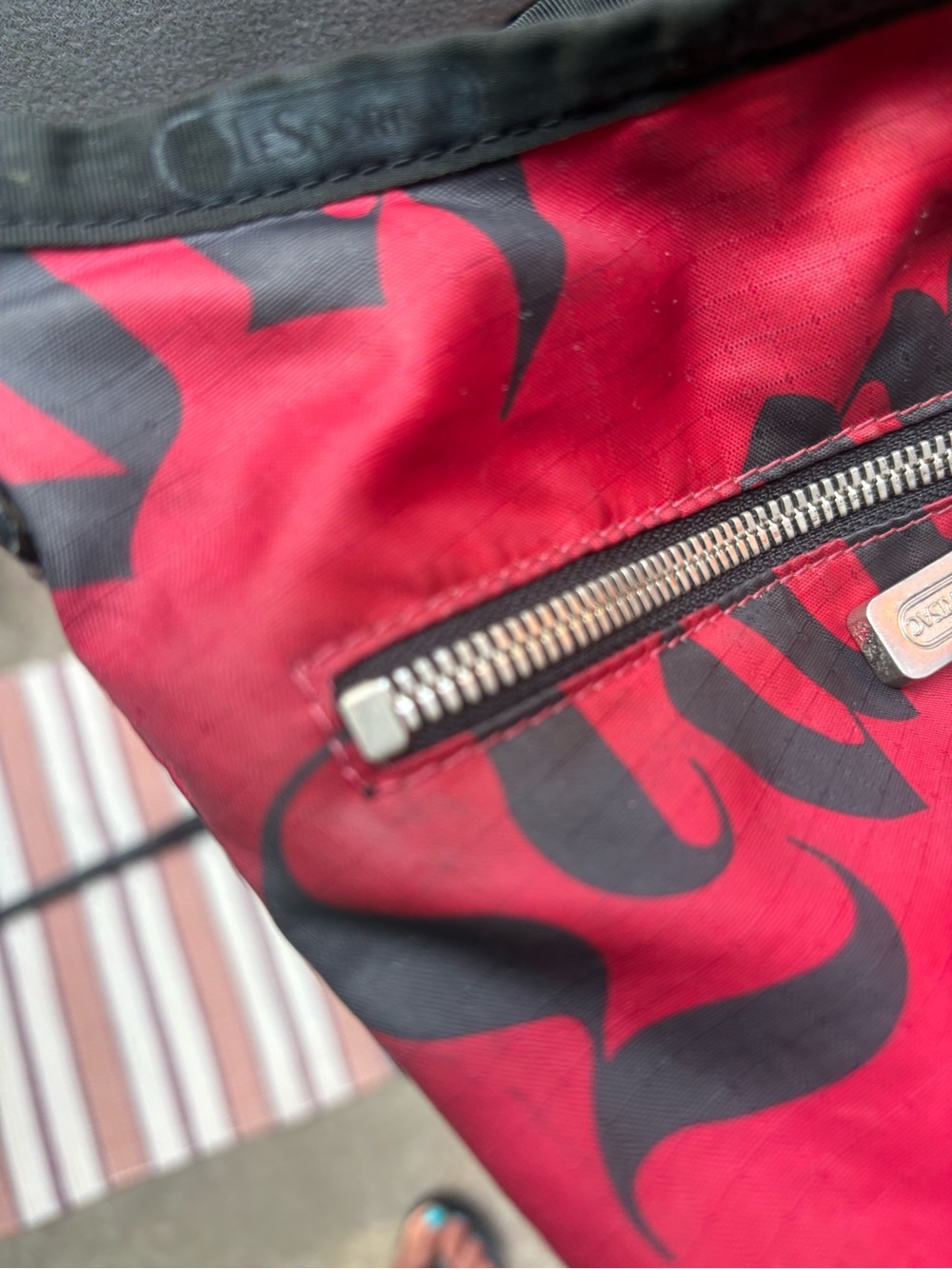 Vtg 2000s L.A.M.B. x LeSportsac Red Old English Print Crossbody Bag Gwen Stefani - Picture 10 of 16